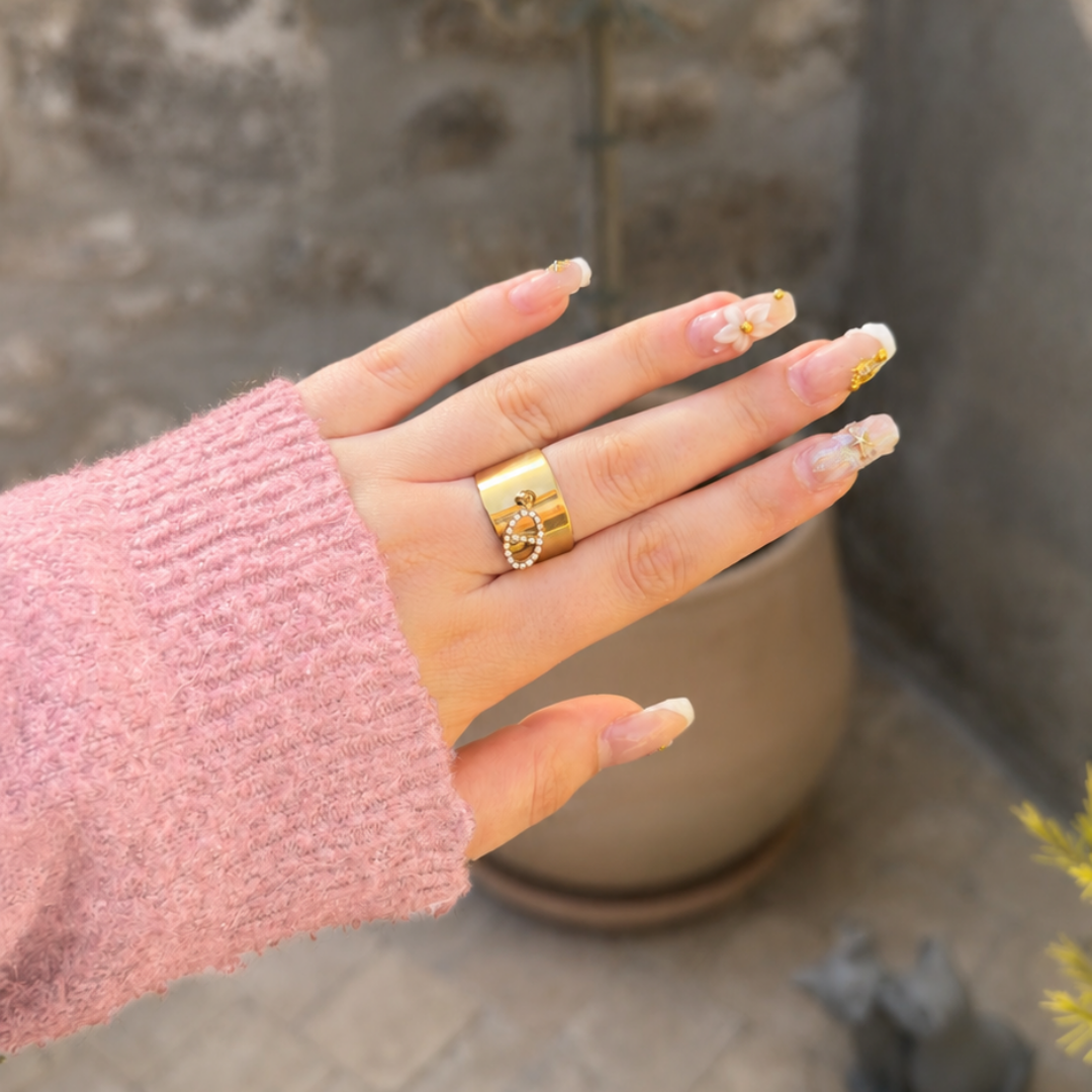 Bague Nina portee au doigt – Mgx Bijoux