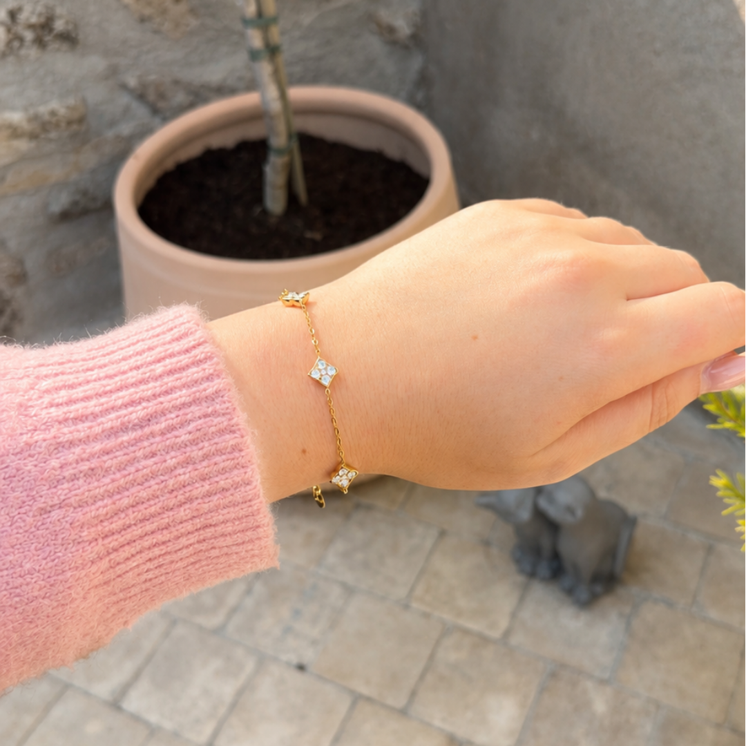 Bracelet Solene porte au poignet – Mgx Bijoux