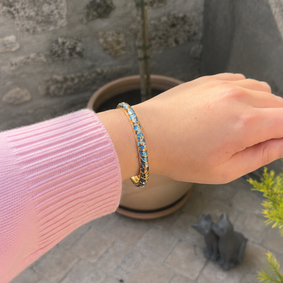 Bracelet jonc Clea porte au poignet – Mgx Bijoux