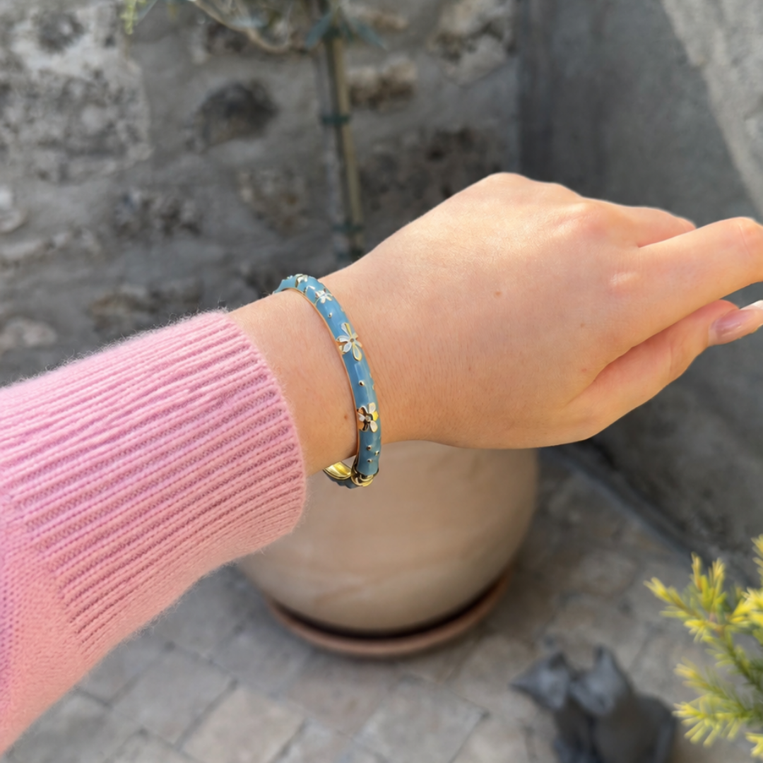 Bracelet jonc Luna porte au poignet – Mgx Bijoux
