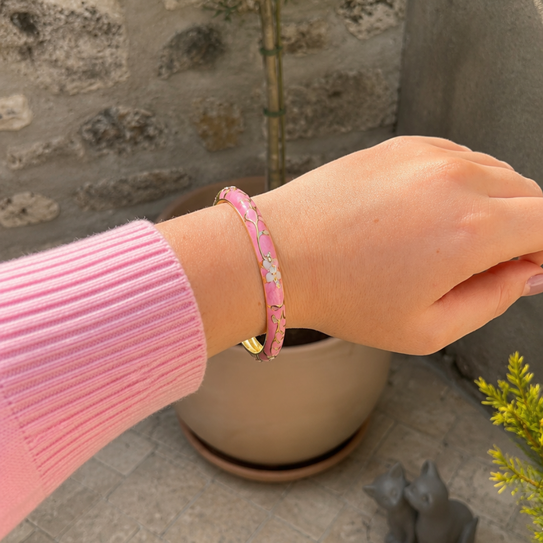 Bracelet jonc Rose porte au poignet – Mgx Bijoux