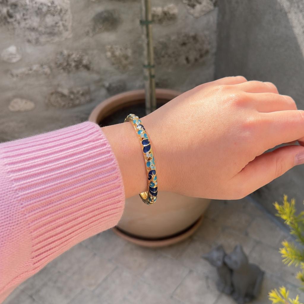 Bracelet jonc Sophia porte au poignet – Mgx Bijoux